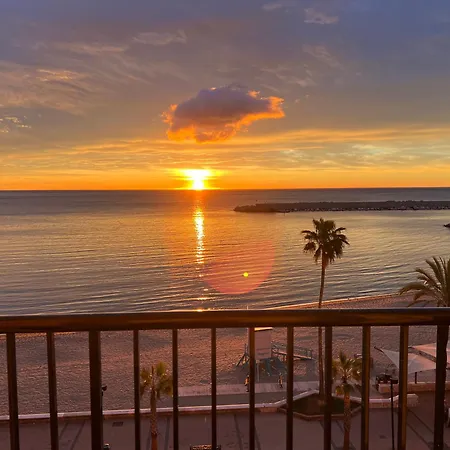 Amazing Beachfront Views - 3 Bedrooms *